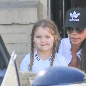 Exclusif - Victoria Beckham et sa fille Harper se détendent dans un salon d'esthétique à Beverly Hills le 5 avril 2016. Une fois le soin terminé, David passe les chercher avec la Bentley familiale.avec la