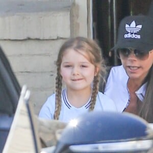 Exclusif - Victoria Beckham et sa fille Harper se détendent dans un salon d'esthétique à Beverly Hills le 5 avril 2016. Une fois le soin terminé, David passe les chercher avec la Bentley familiale.