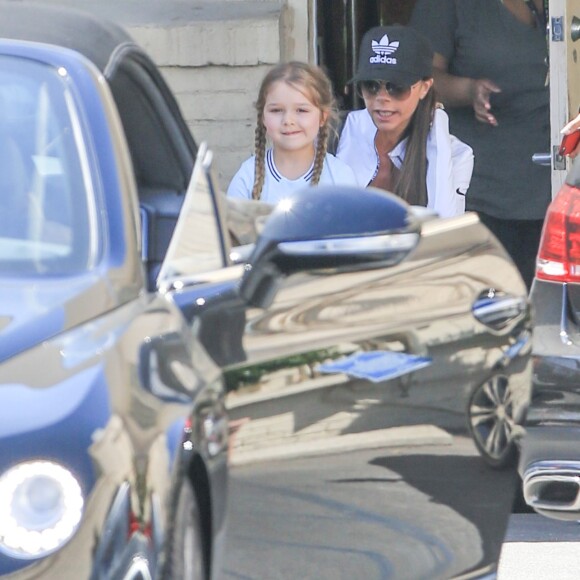 Exclusif - Victoria Beckham et sa fille Harper se détendent dans un salon d'esthétique à Beverly Hills le 5 avril 2016. Une fois le soin terminé, David passe les chercher avec la Bentley familiale.