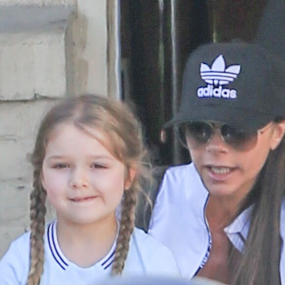 Exclusif - Victoria Beckham et sa fille Harper se détendent dans un salon d'esthétique à Beverly Hills le 5 avril 2016. Une fois le soin terminé, David passe les chercher avec la Bentley familiale.