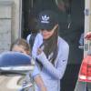 Exclusif - Victoria Beckham et sa fille Harper se détendent dans un salon d'esthétique à Beverly Hills le 5 avril 2016. Une fois le soin terminé, David passe les chercher avec la Bentley familiale.