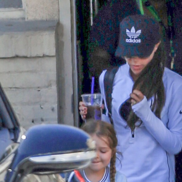 Exclusif - Victoria Beckham et sa fille Harper se détendent dans un salon d'esthétique à Beverly Hills le 5 avril 2016. Une fois le soin terminé, David passe les chercher avec la Bentley familiale.