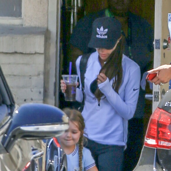 Exclusif - Victoria Beckham et sa fille Harper se détendent dans un salon d'esthétique à Beverly Hills le 5 avril 2016. Une fois le soin terminé, David passe les chercher avec la Bentley familiale.