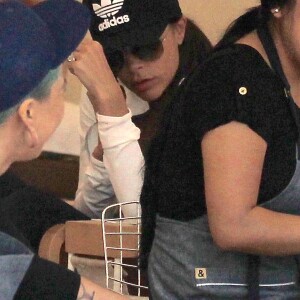 Exclusif - Victoria Beckham et sa fille Harper se détendent dans un salon d'esthétique à Beverly Hills le 5 avril 2016. Une fois le soin terminé, David passe les chercher avec la Bentley familiale.