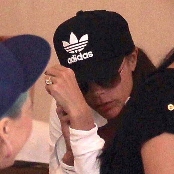 Exclusif - Victoria Beckham et sa fille Harper se détendent dans un salon d'esthétique à Beverly Hills le 5 avril 2016. Une fois le soin terminé, David passe les chercher avec la Bentley familiale.