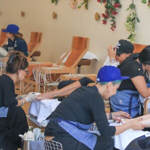 Exclusif - Victoria Beckham et sa fille Harper se détendent dans un salon d'esthétique à Beverly Hills le 5 avril 2016. Une fois le soin terminé, David passe les chercher avec la Bentley familiale.