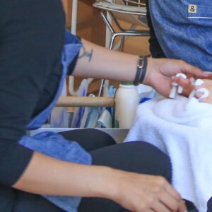 Exclusif - Victoria Beckham et sa fille Harper se détendent dans un salon d'esthétique à Beverly Hills le 5 avril 2016. Une fois le soin terminé, David passe les chercher avec la Bentley familiale.