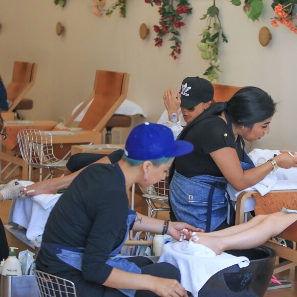 Exclusif - Victoria Beckham et sa fille Harper se détendent dans un salon d'esthétique à Beverly Hills le 5 avril 2016. Une fois le soin terminé, David passe les chercher avec la Bentley familiale.