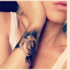 Emilie (Secret Story 9) tatouée chez Art D'fi à Marseille, avril 2016.