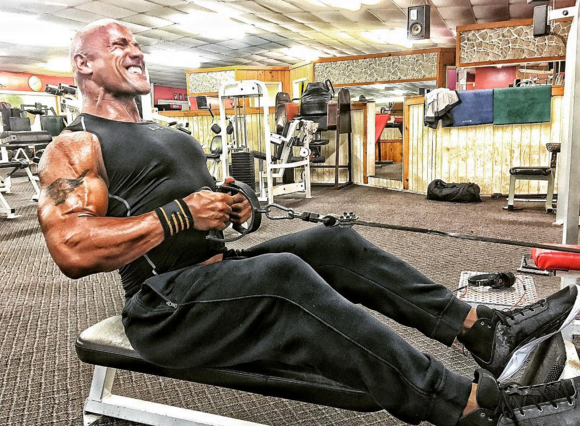Dwayne Johnson s'entraîne à la salle de sport dès quatre heures du matin. Photo publiée sur Instagram, le 13 avril 2016.