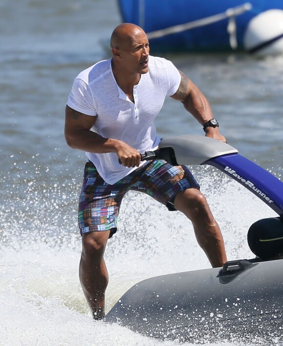 Exclusif - Dwayne Johnson (The Rock) lors d'une scène d'action sur un jet ski sur le tournage de "Baywatch" à Savannah, le 6 avril 2016.