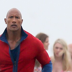 Exclusif - Dwayne Johnson 'The Rock' sur le tournage de Baywatch, il porte secours à un homme (mannequin) qui s'est fait attaquer par un requin en mer à Savannah le 1er Avril 2016.