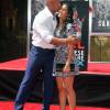Dwayne Johnson et sa fille Simone laisse ses empreintes dans le ciment hollywoodien au TCL Chinese Theater à Hollywood, le 19 mai 2015