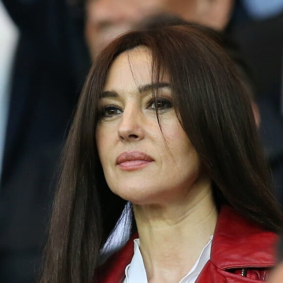 Monica Bellucci - People assistent au quart finale de la Ligue des Champions de football au Parc des Princes entre le PSG et le FC Barcelone à Paris le 15 avril 2015.