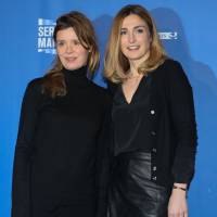 Julie Gayet et Caroline Proust : Duo malicieux devant Laurent Ournac en cuir