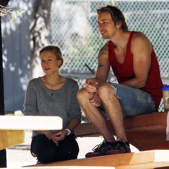 Kristen Bell et Dax Shepard lors d'un pique-nique avec des amis à Los Angeles le 10 mars 2012