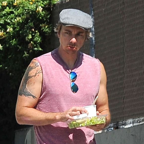 Dax Shepard en promenade dans les rues de West Hollywood le 2 août 2014