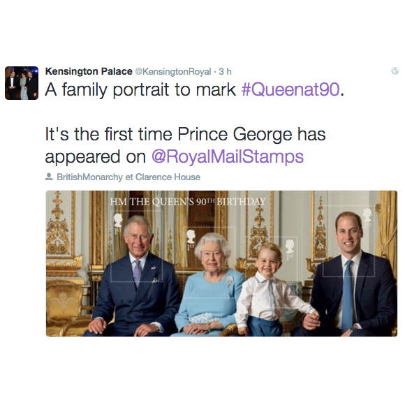 Le prince George de Cambridge avec le prince Charles, la reine Elizabeth II et le prince William, quatre générations de souverains britanniques, dans une planche de timbres collector édités à l'occasion du 90e anniversaire de la monarque, le 21 avril 2016. La séance photo a été réalisée par Ronald Mackechnie pour le Royal Mail à l'été 2015 dans le Salon blanc de Buckingham Palace. Twitter Kensington Royal.