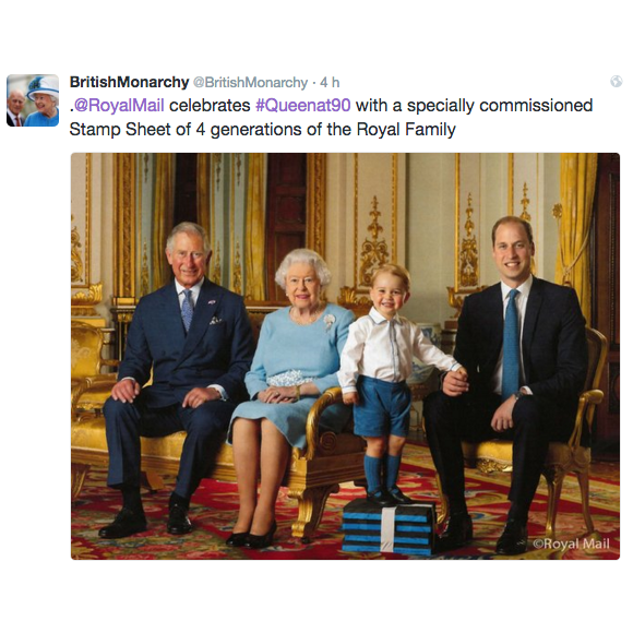 Le prince George de Cambridge avec le prince Charles, la reine Elizabeth II et le prince William, quatre générations de souverains britanniques, dans une planche de timbres collector édités à l'occasion du 90e anniversaire de la monarque, le 21 avril 2016. La séance photo a été réalisée par Ronald Mackechnie pour le Royal Mail à l'été 2015 dans le Salon blanc de Buckingham Palace. Twitter Kensington Royal.