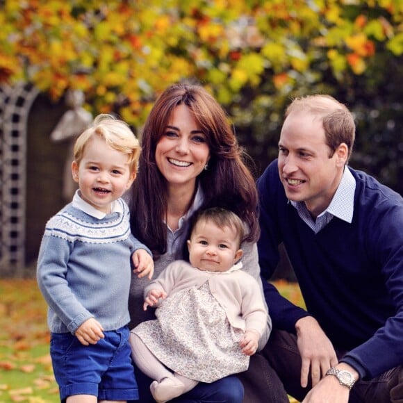 Le duc et la duchesse de Cambridge avec le prince George et la princesse Charlotte dans le jardin du palais de Kensington à Londres en octobre 2015