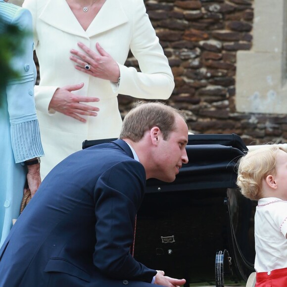 Le prince George de Cambridge avec son arrière-grand-mère la reine Elizabeth II lors du baptême de sa petite soeur la princesse Charlotte le 5 juillet 2015 à Sandringham.