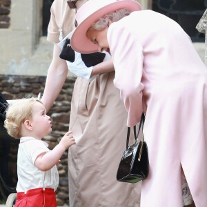 Le prince George de Cambridge avec son arrière-grand-mère la reine Elizabeth II lors du baptême de sa petite soeur la princesse Charlotte le 5 juillet 2015 à Sandringham.