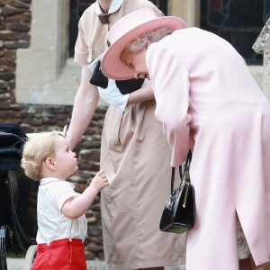 Le prince George de Cambridge avec son arrière-grand-mère la reine Elizabeth II lors du baptême de sa petite soeur la princesse Charlotte le 5 juillet 2015 à Sandringham.