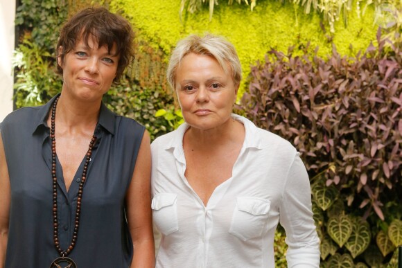Anne Le Nen et sa compagne Muriel Robin - Photocall du tournoi de babyfoot à l'occasion de la 7e Coupe du monde de football féminin au village by CA (Crédit Agricole) à Paris. Le 8 juin 2015.