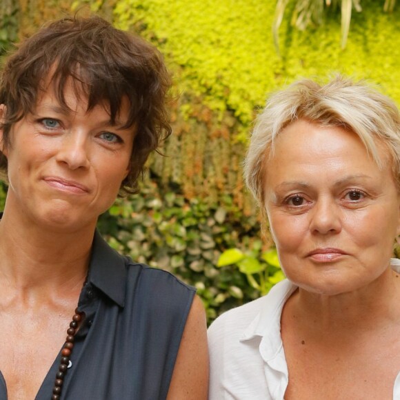 Anne Le Nen et sa compagne Muriel Robin - Photocall du tournoi de babyfoot à l'occasion de la 7e Coupe du monde de football féminin au village by CA (Crédit Agricole) à Paris. Le 8 juin 2015.