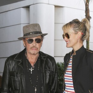 Après son 75e concert, Johnny Hallyday arrive en famille avec sa femme Laeticia et ses filles Jade et Joy à l'aéroport de Los Angeles en provenance de Paris le 29 mars 2016.