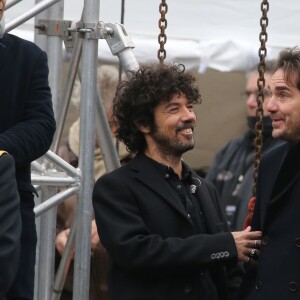 Yarol Poupaud, Sébastien Farran - Hommage rendu aux victimes des attentats de janvier et de novembre 2015, place de la République à Paris, le 10 janvier 2016. Cet hommage a lieu un an après le rassemblement unitaire de 1,6 million de personnes du 11 janvier 2015 organisé