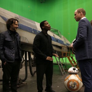 Le prince William et son frère le prince Harry rencontrent le réalisateur Rian Johnson, le producteur Ram Bergman, l'acteur John Boyega et Chewbacca lors de leur visite dans les coulisses du tournage de Star Wars 8, dans les studios londoniens de Pinewood, à Iver Heath le 19 avril 2016.