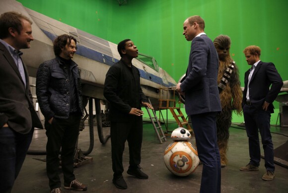 Le prince William et son frère le prince Harry rencontrent le réalisateur Rian Johnson, le producteur Ram Bergman, l'acteur John Boyega et Chewbacca lors de leur visite dans les coulisses du tournage de Star Wars 8, dans les studios londoniens de Pinewood, à Iver Heath le 19 avril 2016.