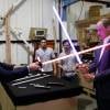 Le prince William et le prince Harry se défient au sabre laser et rencontrent les protagonistes de la saga Star Wars lors de leur visite des studios Pinewood le 19 avril 2016.