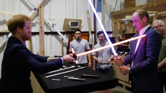 William et Harry : Duel sans merci au sabre laser devant Daisy Ridley
