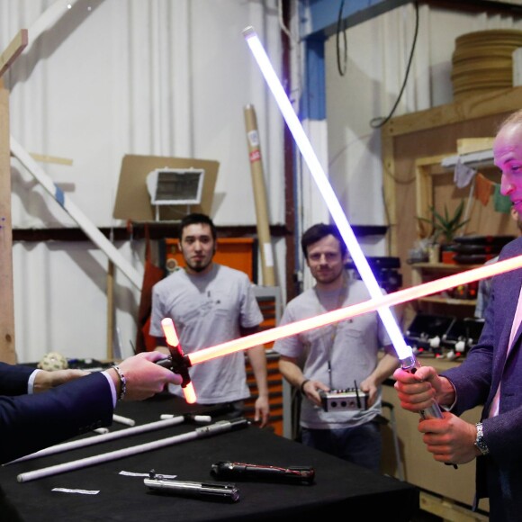 Le prince William et le prince Harry se défient au sabre laser et rencontrent les protagonistes de la saga Star Wars lors de leur visite des studios Pinewood le 19 avril 2016.