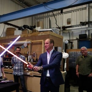 Le prince William et le prince Harry se défient au sabre laser et rencontrent les protagonistes de la saga Star Wars lors de leur visite des studios Pinewood le 19 avril 2016.