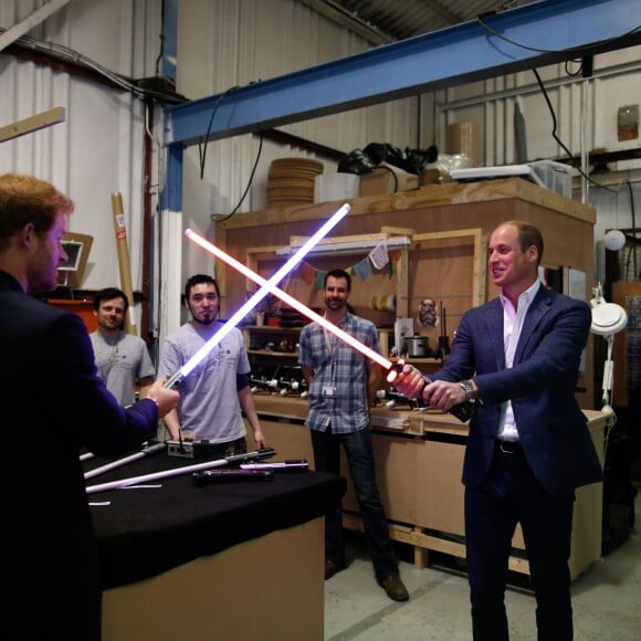 Le prince William et le prince Harry se défient au sabre laser et rencontrent les protagonistes de la saga Star Wars lors de leur visite des studios Pinewood le 19 avril 2016.