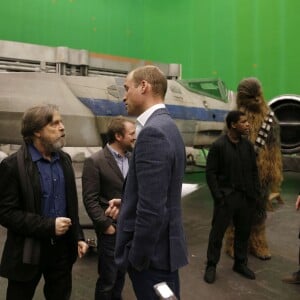 Le prince William et son frère le prince Harry rencontrent le réalisateur Rian Johnson, le producteur Ram Bergman, l'acteur John Boyega et Chewbacca lors de leur visite dans les coulisses du tournage de Star Wars 8, dans les studios londoniens de Pinewood, à Iver Heath le 19 avril 2016.