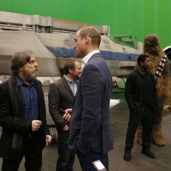 Le prince William et son frère le prince Harry rencontrent le réalisateur Rian Johnson, le producteur Ram Bergman, l'acteur John Boyega et Chewbacca lors de leur visite dans les coulisses du tournage de Star Wars 8, dans les studios londoniens de Pinewood, à Iver Heath le 19 avril 2016.