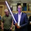 Le prince William sabre laser en main lors de sa visite des studios Pinewood le 19 avril 2016.