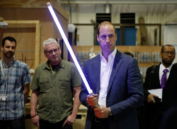 Le prince William sabre laser en main lors de sa visite des studios Pinewood le 19 avril 2016.