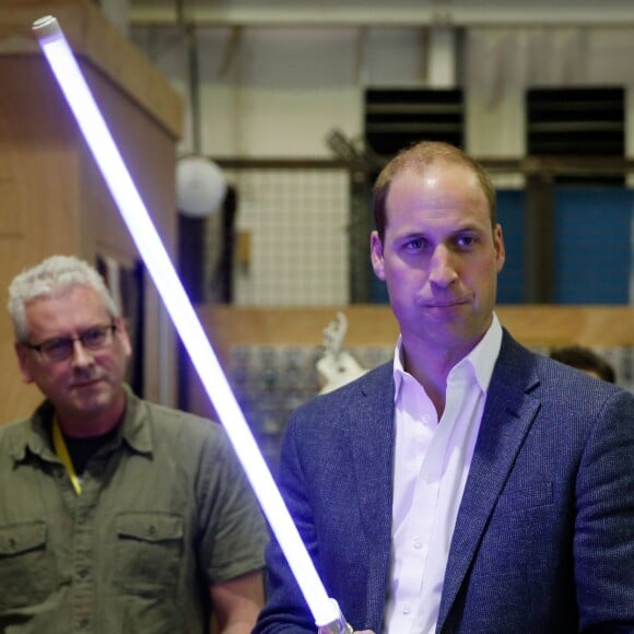 Le prince William sabre laser en main lors de sa visite des studios Pinewood le 19 avril 2016.