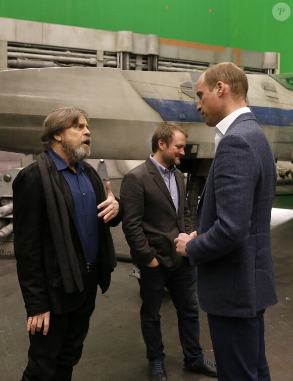 Le prince William discute avec l'acteur Mark Hamill lors de sa visite des coulisses du tournage de Star Wars des studios Pinewood le 19 avril 2016.