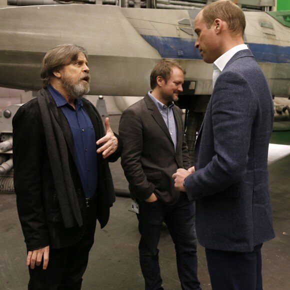 Le prince William discute avec l'acteur Mark Hamill lors de sa visite des coulisses du tournage de Star Wars des studios Pinewood le 19 avril 2016.