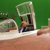 Le prince Harry discute avec l'acteur Mark Hamill assis dans un vaisseau spatial lors de sa visite des coulisses du tournage de Star Wars des studios Pinewood le 19 avril 2016.