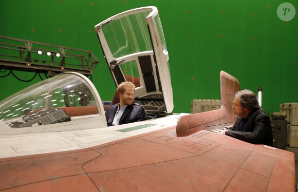 Le prince Harry discute avec l'acteur Mark Hamill assis dans un vaisseau spatial lors de sa visite des coulisses du tournage de Star Wars des studios Pinewood le 19 avril 2016.
