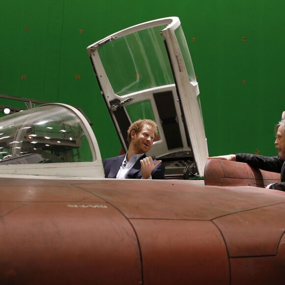 Le prince Harry discute avec l'acteur Mark Hamill assis dans un vaisseau spatial lors de sa visite des coulisses du tournage de Star Wars des studios Pinewood le 19 avril 2016.