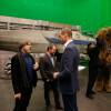 Le prince William et son frère le prince Harry rencontrent le réalisateur Rian Johnson, le producteur Ram Bergman, l'acteur John Boyega et Chewbacca lors de sa visite des coulisses du tournage de Star Wars des studios Pinewood le 19 avril 2016.