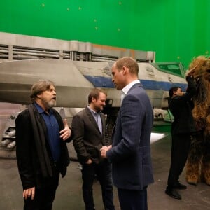 Le prince William et son frère le prince Harry rencontrent le réalisateur Rian Johnson, le producteur Ram Bergman, l'acteur John Boyega et Chewbacca lors de sa visite des coulisses du tournage de Star Wars des studios Pinewood le 19 avril 2016.